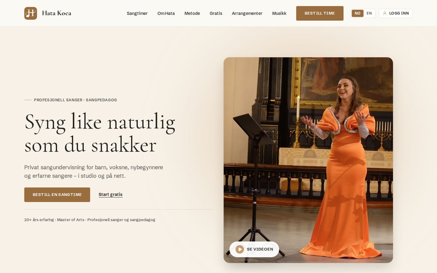 Forsiden til hatakoca.com med Hata Koca som synger i en kirke